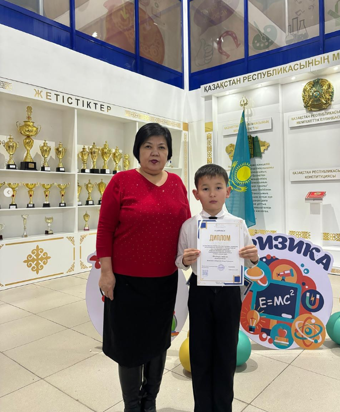 «Білім айнасы» ғылыми-танымдық басылымының редакциясы ұйымдастырған жас суретшілерге арналған «Бояулар құпиясы: Қыс қызығы» тақырыбындағы байқауға қатысып ІІ дәрежелі дипломмен марапатталады.